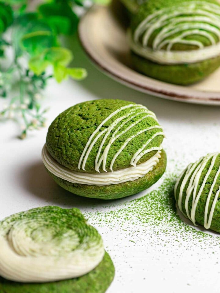 Matcha sandwich cookie with cheesecake filling